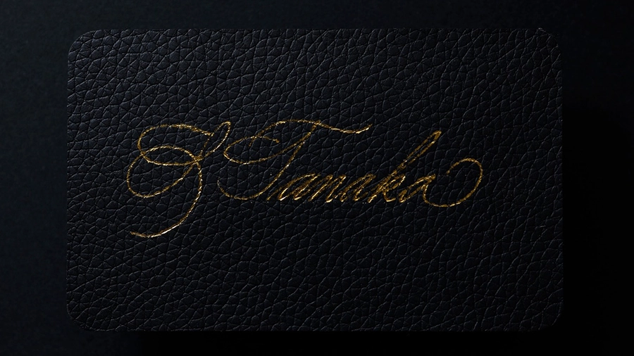 レザーカードにカリグラフィーにて箔押し_ホットスタンピング